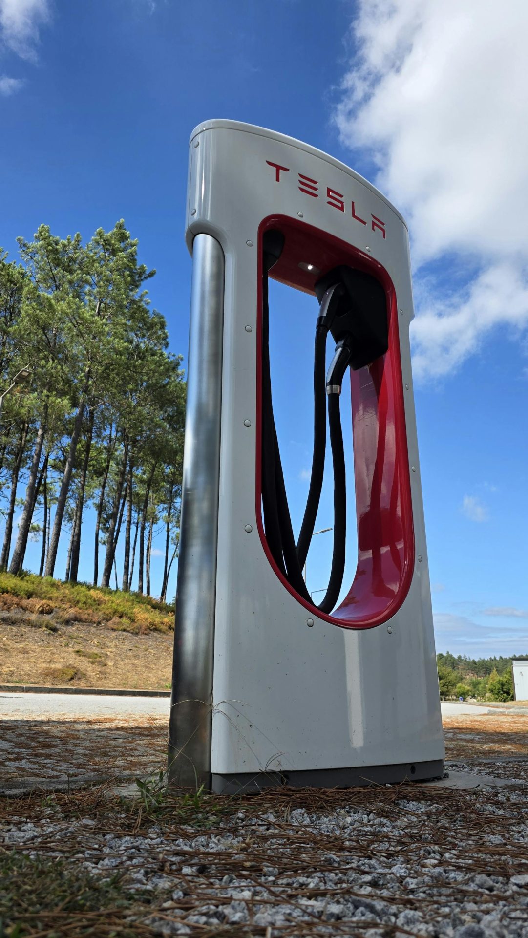 Superchargers.pt - imagem de 1 carregador stall Tesla em Ribeira de Pena (Portugal) com velocidade de carregamento 150kwh.