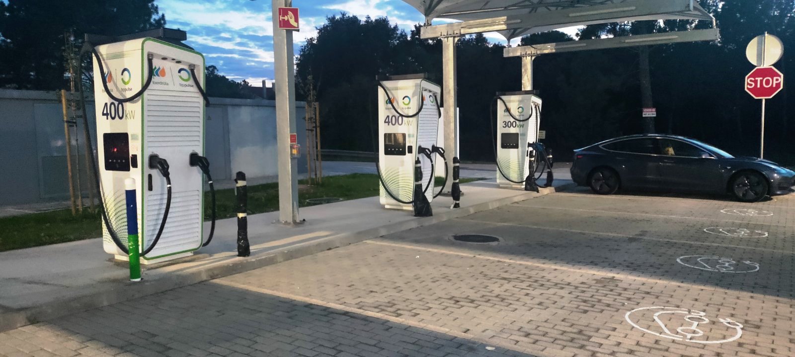 Novidade! Mais 12 postos de carregamento super-rápido (300 kW / 400 kW) em Fátima (saída A1)