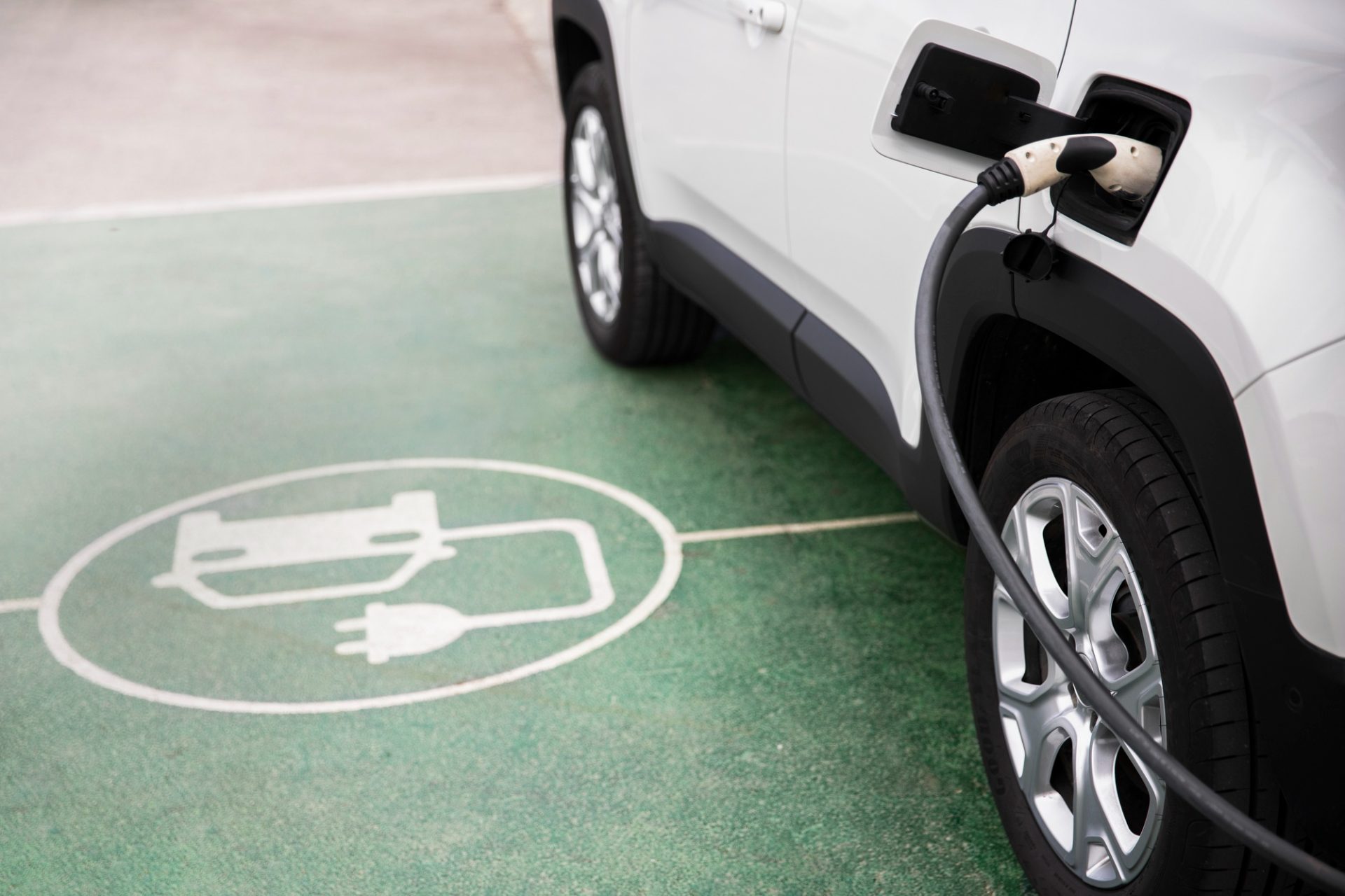 Governo prepara incentivos para compra de carros elétricos: o que muda, quanto vai custar e como afetará o mercado automóvel em Portugal