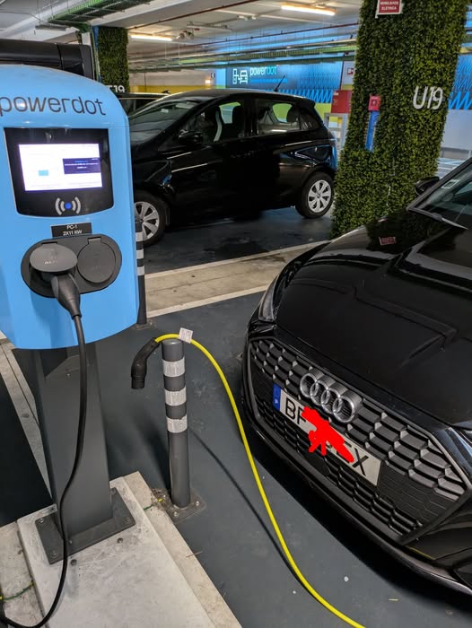 Carro a combustão ocupa ilegalmente um lugar de carregamento para veículos elétricos | estacionar-carro-gasolina-gasoleo-diesel-num-posto-de-carregamento-para-carro-eletrico