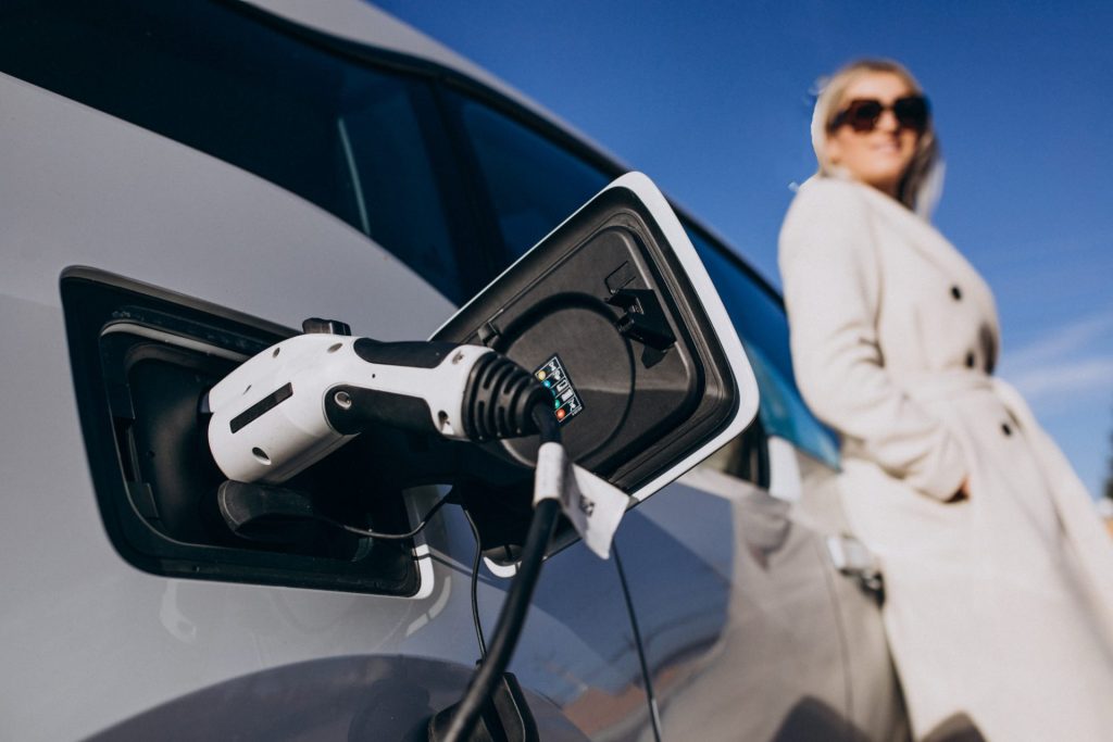 Devo preocupar-me com a degradação das baterias dos carros elétricos?