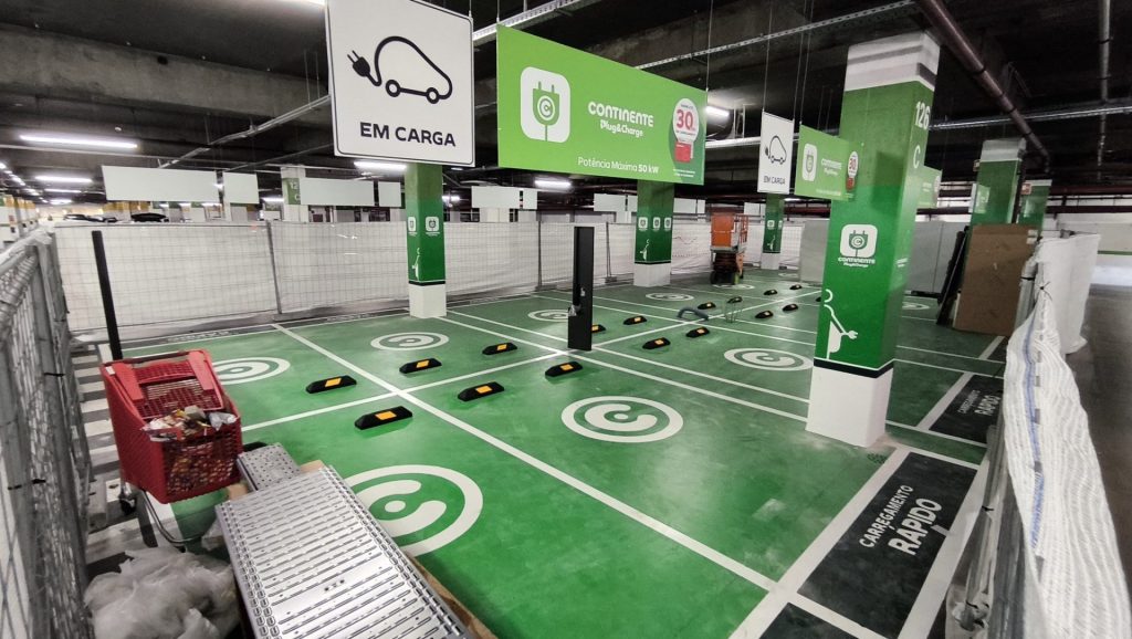 Continente-carregamento-eletrico-rapido-para-carros-eletricos