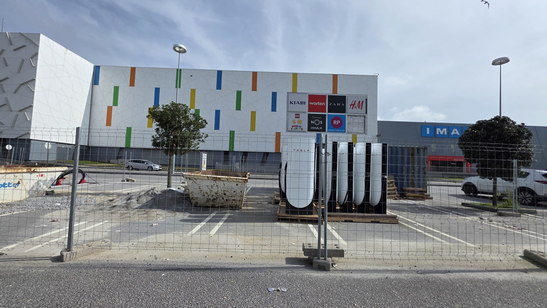 Carregadores Tesla, Tesla Supercharger, Mar Shopping Matosinhos, carregadores Tesla Portugal, Tesla Supercharger Norte de Portugal, posto de carregamento rápido elétrico Matosinhos, mobilidade elétrica Portugal, infraestrutura de carregamento, veículos elétricos Portugal, rede Tesla Portugal, carregamento rápido Tesla, estações de carregamento Matosinhos, Supercharger Matosinhos, carros elétricos Norte, expansão Tesla Portugal, pontos de carregamento elétrico, mobilidade sustentável, energia limpa automóvel, autonomia veículos elétricos, carregamento alta potência, Tesla Portugal infraestrutura, carregar carro elétrico Matosinhos, rede Supercharger Portugal, inovação automóvel elétrica, centro comercial com carregadores Tesla, postos elétricos Norte Portugal, infraestrutura mobilidade Norte, mobilidade urbana sustentável, tecnologia Tesla carregamento, futuro da mobilidade elétrica