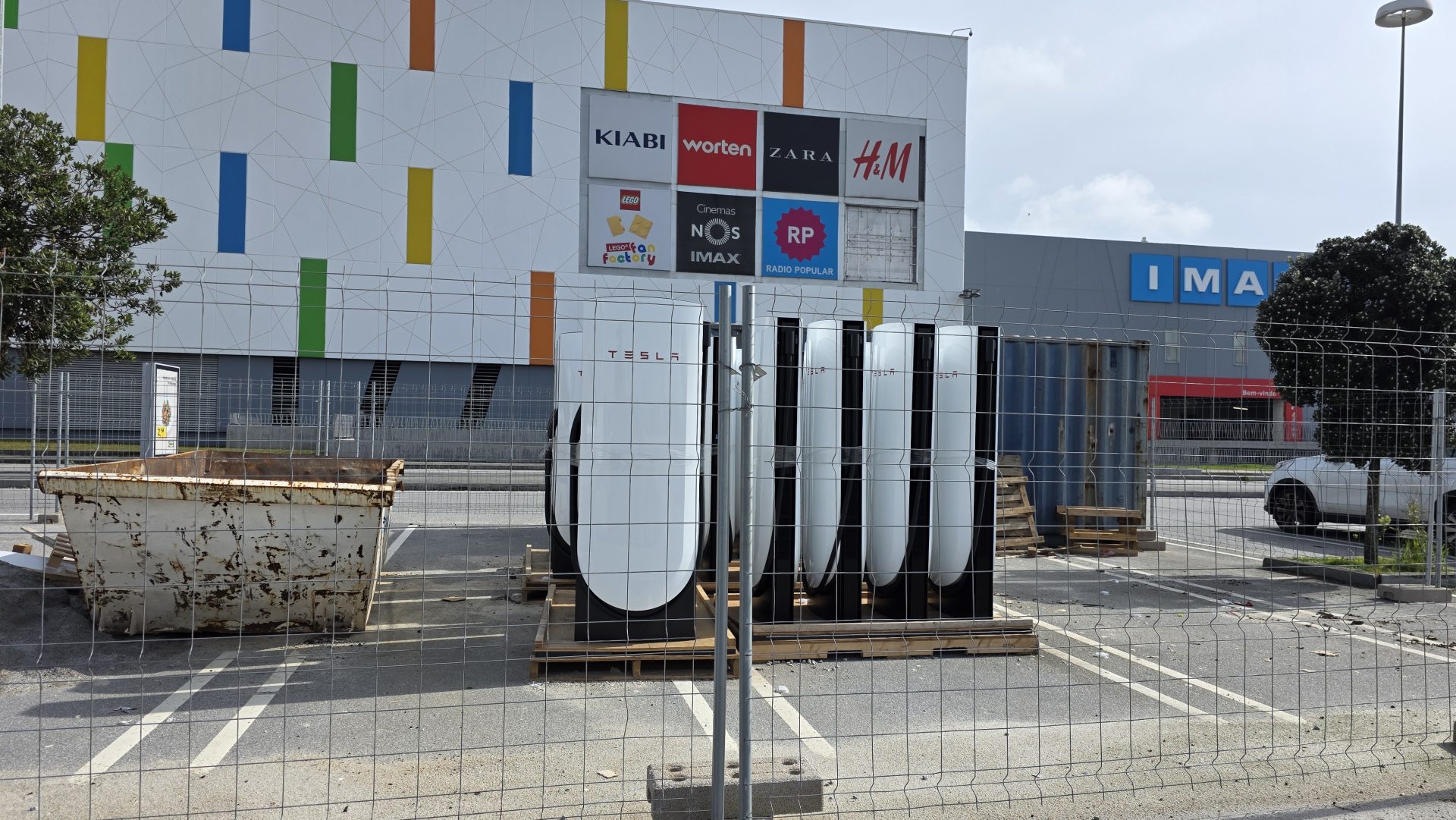 Carregadores Tesla no Mar Shopping Matosinhos (ainda) em preparação