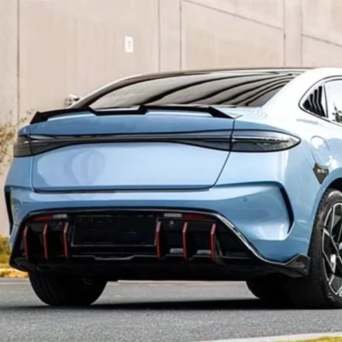 Imagem de 1 Aileron para BYD Seal EV (2022-2024) Performance MC-1, com background urbano. Produto muito pesquisado e procurado por quem deseja personalizar o BYD Seal veículo elétrico.