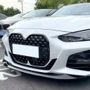 Peça tuning Lip frontal look M-Performance para BMW Série 4 i4 G22 G23 G26 (2020-2024), aplicado num BMW branco, de forma a apresentar este produto aplicado no automóvel para efeito ilustrativo para quem procura comprar este produto.