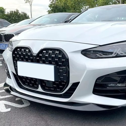Peça tuning Lip frontal look M-Performance para BMW Série 4 i4 G22 G23 G26 (2020-2024), aplicado num BMW branco, de forma a apresentar este produto aplicado no automóvel para efeito ilustrativo para quem procura comprar este produto.