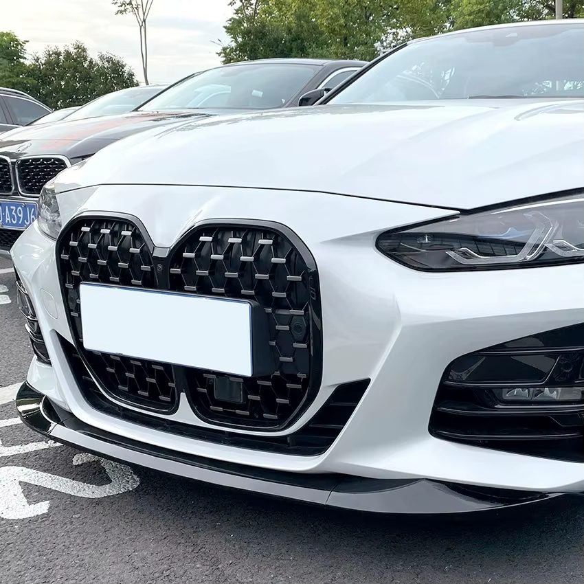 Peça tuning Lip frontal look M-Performance para BMW Série 4 i4 G22 G23 G26 (2020-2024), aplicado num BMW branco, de forma a apresentar este produto aplicado no automóvel para efeito ilustrativo para quem procura comprar este produto.