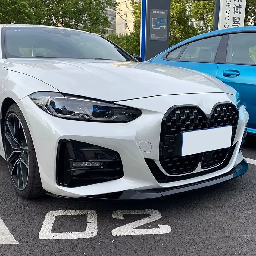 Peça tuning Lip frontal look M-Performance para BMW Série 4 i4 G22 G23 G26 (2020-2024), aplicado num BMW branco, de forma a apresentar este produto aplicado no automóvel para efeito ilustrativo para quem procura comprar este produto.