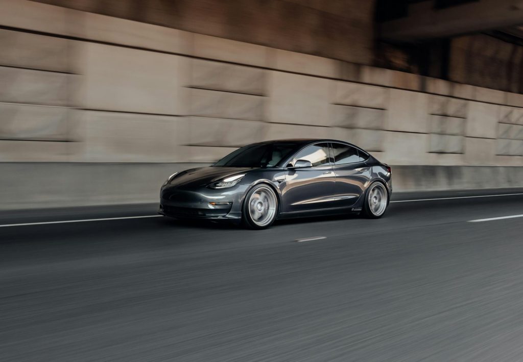 Tesla Model 3 ultrapassa 610 mil quilómetros com bateria original e reforça confiança na mobilidade elétrica