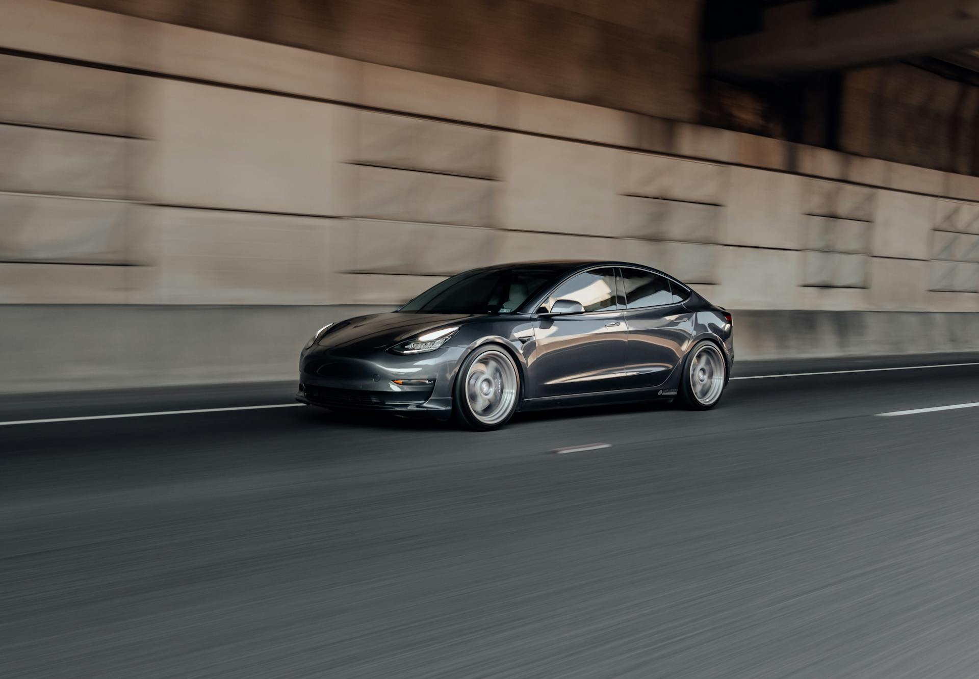 Tesla Model 3 ultrapassa 610 mil quilómetros com bateria original e reforça confiança na mobilidade elétrica