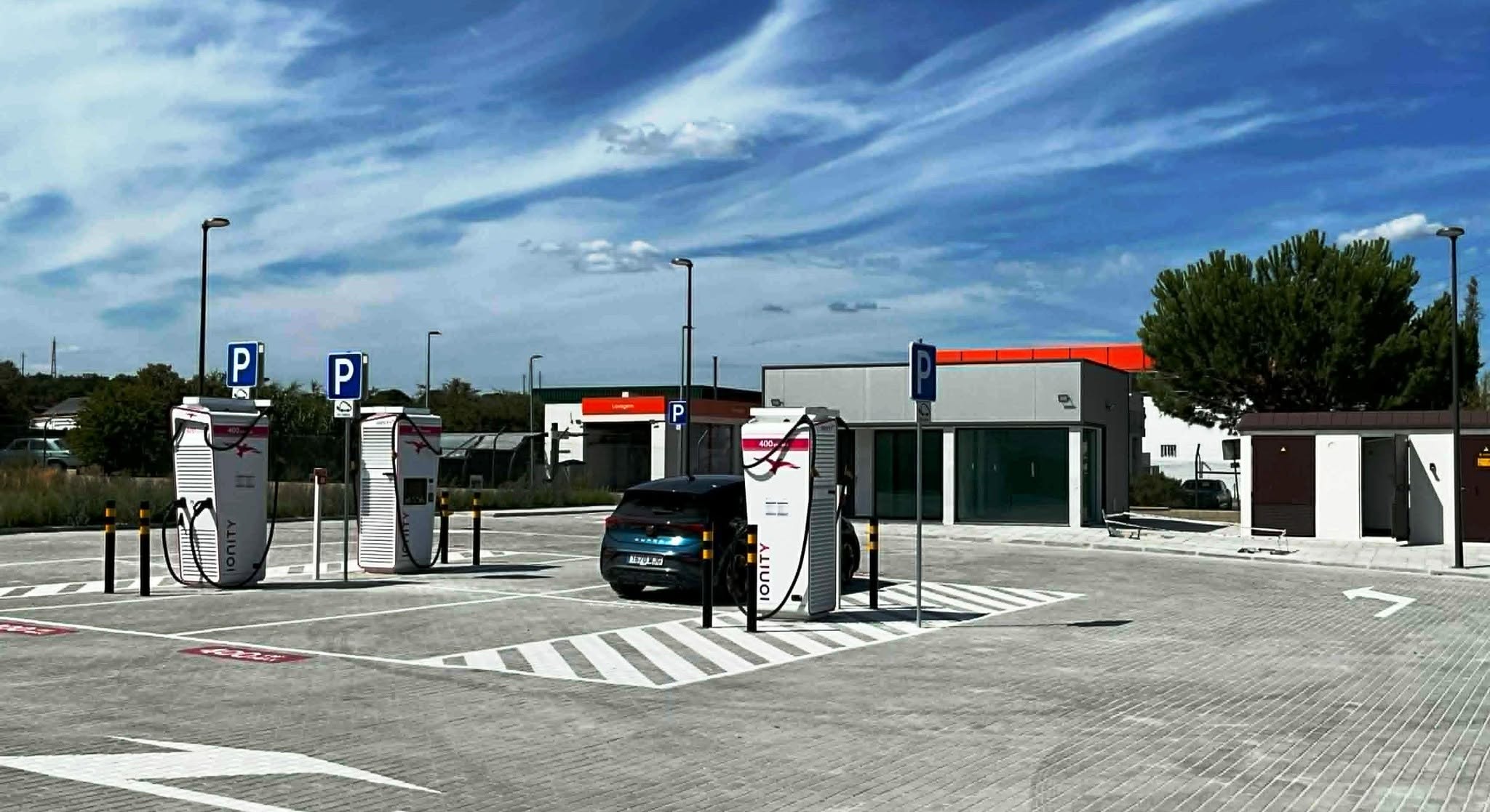 Neste contexto, passamos ter disponíveis 6 pontos de carregamento ultrarrápido em Abrantes até 400 kWh, localizados junto à saída da A23