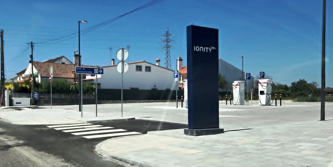 Neste contexto, passamos ter disponíveis 6 pontos de carregamento ultrarrápido em Abrantes até 400 kWh, localizados junto à saída da A23