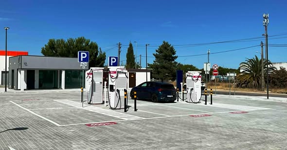 Neste contexto, passamos ter disponíveis 6 pontos de carregamento ultrarrápido em Abrantes até 400 kWh, localizados junto à saída da A23